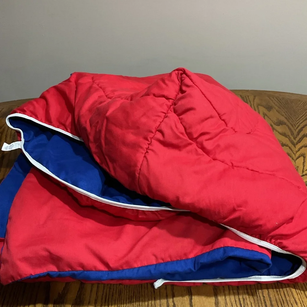 Fitted reversible comforter for twin bed